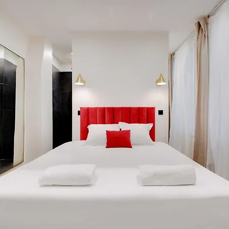 Exceptional Studio Place Des Vosges Marais Paris